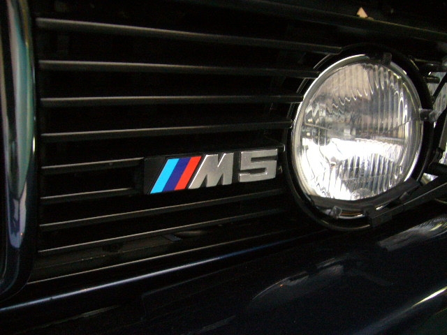 86 BMW M5 (E28 TYPE) ７ インシュレーター交換 ＆ Mカラーエンブレム